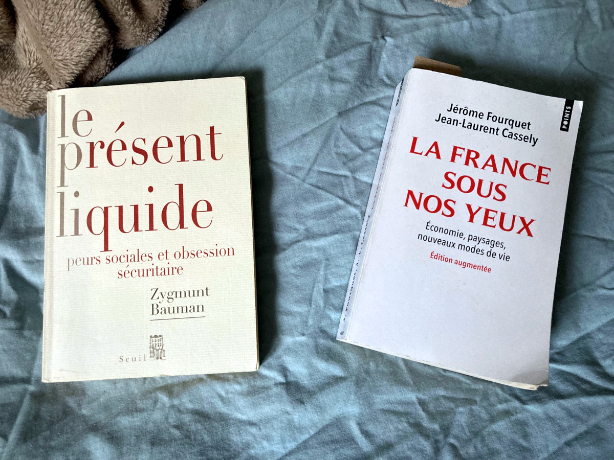 Deux livres sur le lit