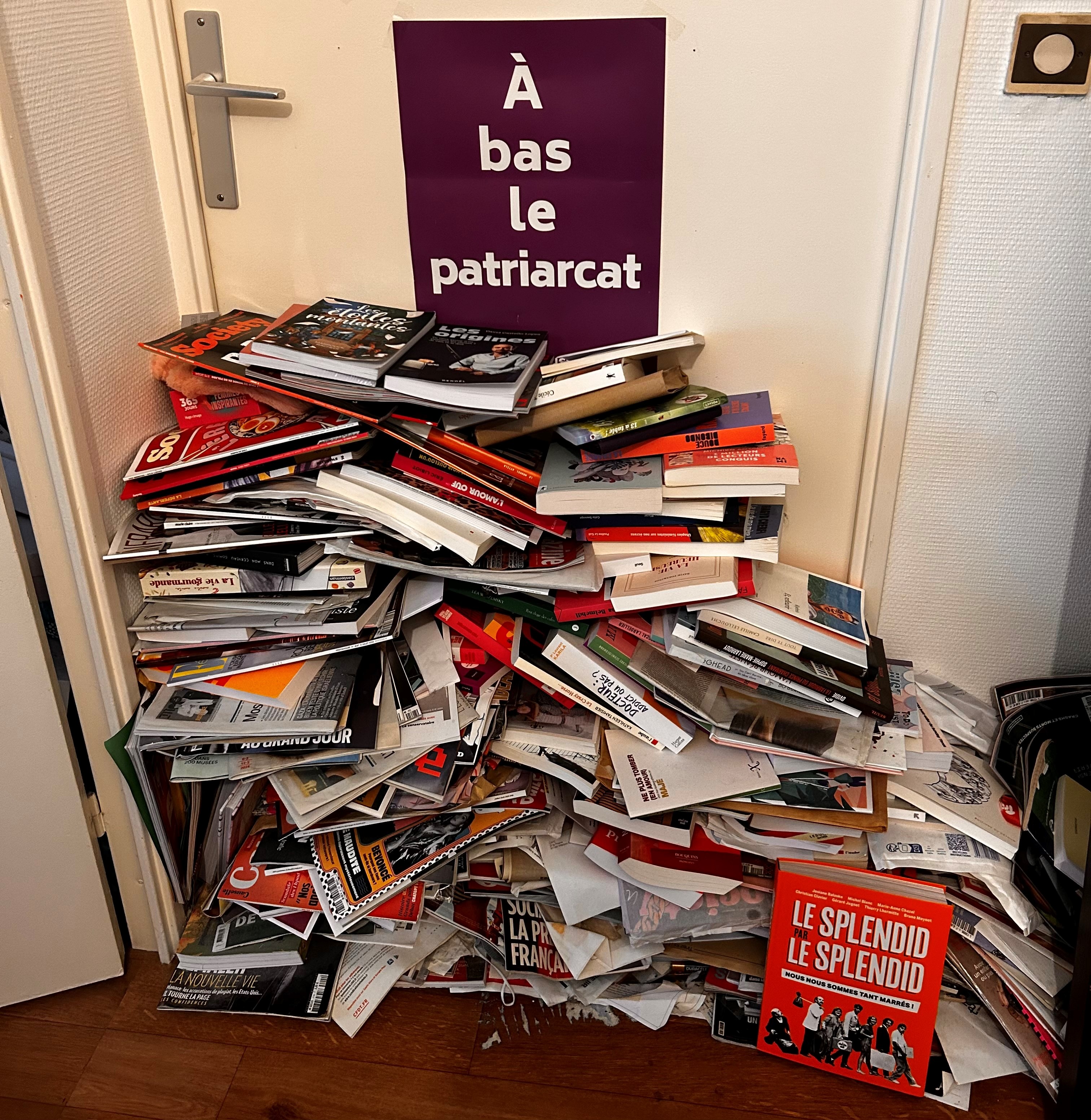 La pile à lire devant la porte